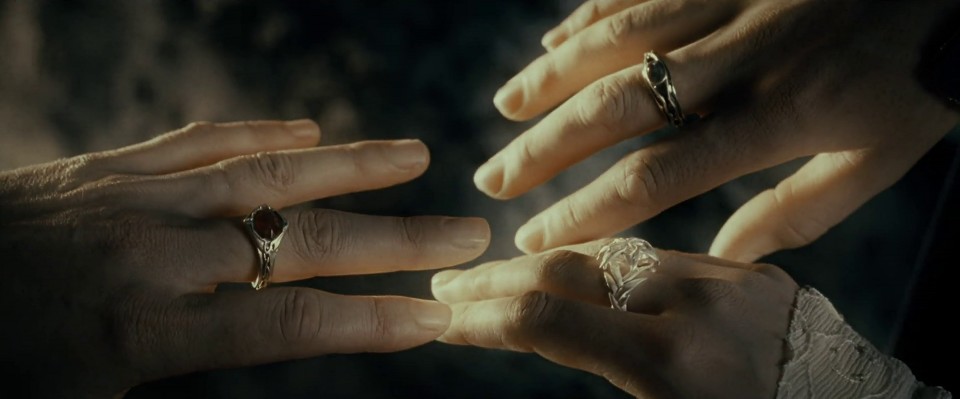 『ロード・オブ・ザ・リング』における三つの指輪（左からナルヤ、ネンヤ、ヴィルヤ）